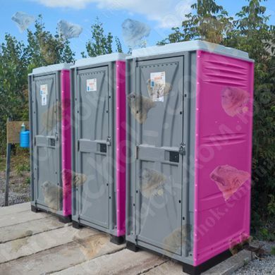 Три Туалетні Кабіни Armal CUBE Fuchsia у використанні під час будівництва приватного будику