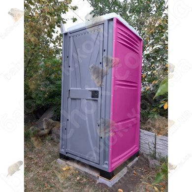 Туалетна Кабіна Armal CUBE Fuchsia у використанні на заміській дачній ділянці