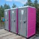 Три Туалетні Кабіни Armal CUBE Fuchsia у використанні під час будівництва приватного будику