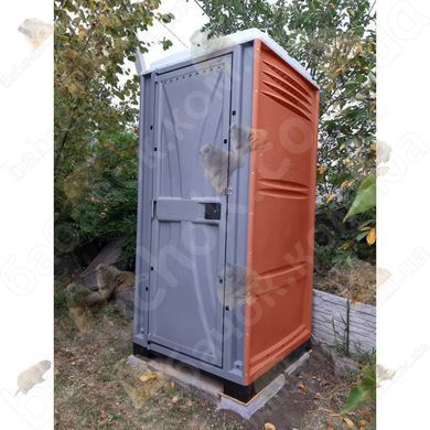 Туалетна Кабіна Armal CUBE Brick Red у використанні на заміській дачній ділянці