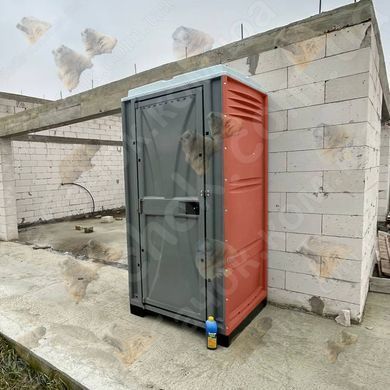 Туалетна Кабіна Armal CUBE Brick Red у використанні під час будівництва