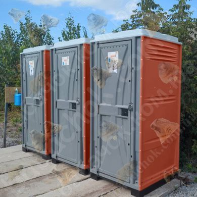 Три Туалетні Кабіни Armal CUBE Brick Red у використанні під час будівництва приватного будику