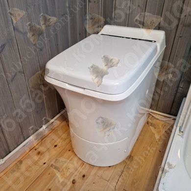 Cпалюючий біотуалет Cinderella Comfort (EM01CS02) в інтер'єрі
